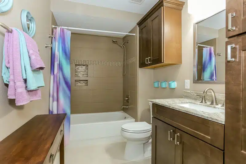 Image of whole bathroom remodel for under 10,000 dollars in houston.